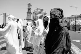 Le haïk marocain : histoire, élégance et symboles d’un vêtement féminin ancestral