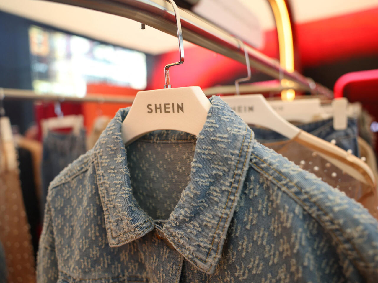 Shein : des vêtements bourrés de substances toxiques